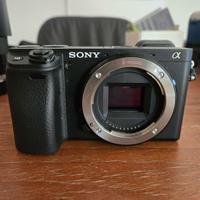 Sony alpha 6400 con due obbiettivi