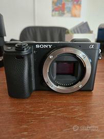 Sony alpha 6400 con due obbiettivi