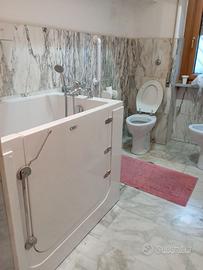 vasca con sportello e seduta