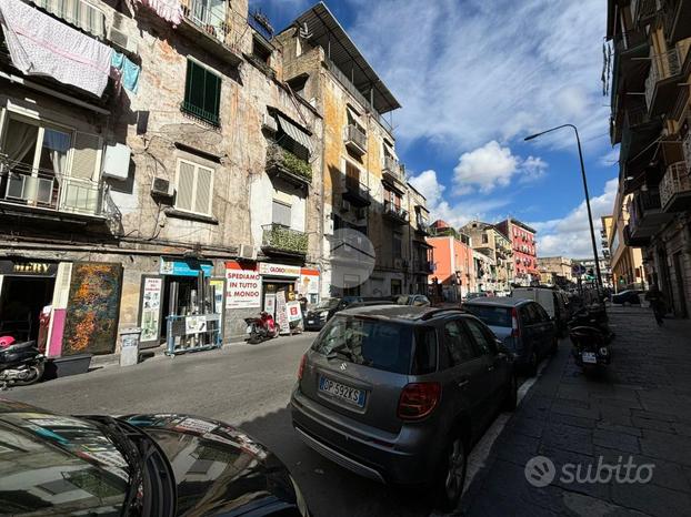 NEGOZIO A NAPOLI