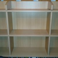 Libreria o espositore in legno massiccia