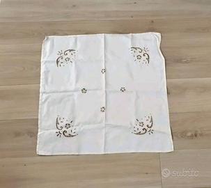 Elegante tovaglia in lino con un motivo floreale r