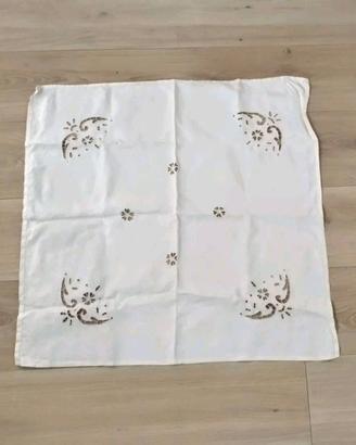 Elegante tovaglia in lino con un motivo floreale r