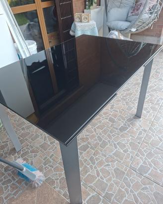 Tavolo allungabile in vetro nero