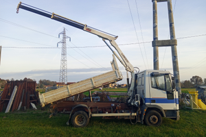 Camion Iveco 75 e 12 con gru