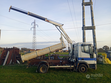 Camion Iveco 75 e 12 con gru