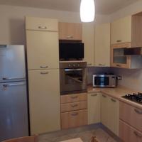 CUCINA  CON ELETTRODOMESTICI.