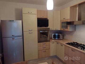 CUCINA  CON ELETTRODOMESTICI.