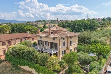 Villa disposta su quattro livelli con giardino