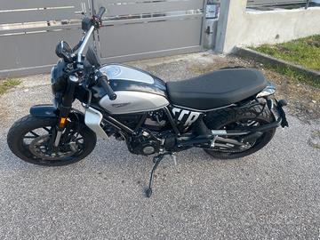 Moto praticamente nuova