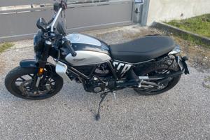 Moto praticamente nuova