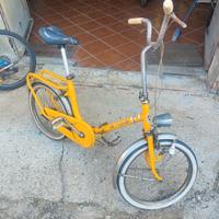  bicicletta gialla tipo Graziella 