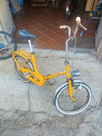  bicicletta gialla tipo Graziella 