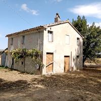 Fabbricato rurale con terreno a Corinaldo