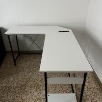 Scrivania angolare bianca e nera