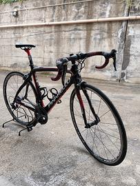 Bici da corsa Pinarello Carbonio.