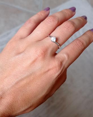 Anello (tg. 19) Oro 375 con zircone stroilli