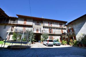 Appartamento di 200 m² con 4 locali e posto auto a
