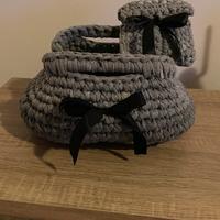 Borsa all’uncinetto grigio bicolore con fiocchi