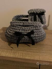 Borsa all’uncinetto grigio bicolore con fiocchi