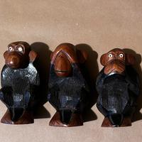 Tris scimmie saggezza legno intagliato a mano