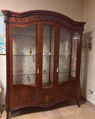 Pregiata vetrina classica in legno