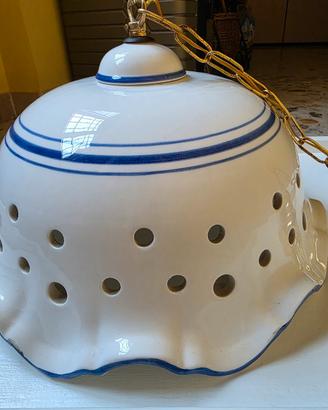 Lampadario in ceramica bianco con bordo blu