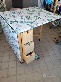 tavolo pieghevole  in legno naturale 