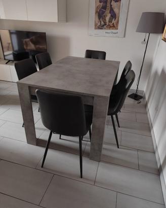 Tavolo rettangolare allungabile con sei sedie