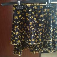 Gonna nera con fiorellini gialli