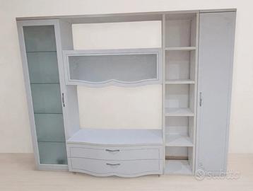parete attrezzata con tavolino 