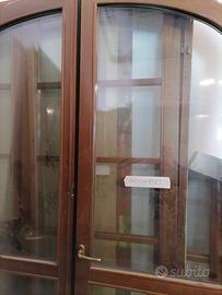 Porta finestra ad arco in legno