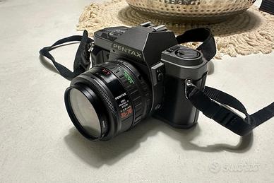 Pentax P30 con obbiettivo Pentax F 35-70 e borsa