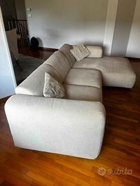 Divano angolare con chaise longue color beige