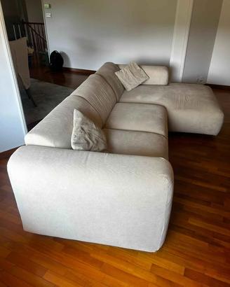 Divano angolare con chaise longue color beige