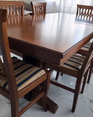 Tavolo in legno massiccio 