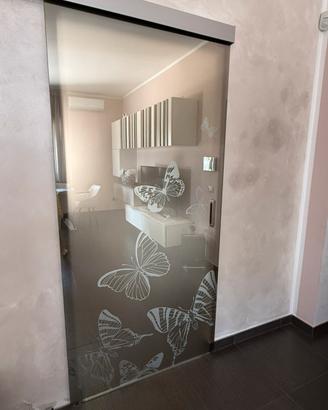 Porta scorrevole vetro fumè serigrafata