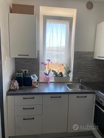 Cucina completa con elettrodomestici Indesit