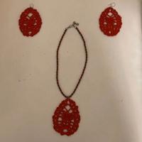 COLLANA CON CIONDOLO E ORECCHINI UNCINETTO ROSSO