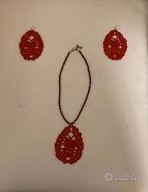 COLLANA CON CIONDOLO E ORECCHINI UNCINETTO ROSSO