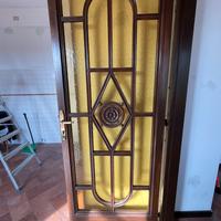 Porta antica in legno e vetro decorato