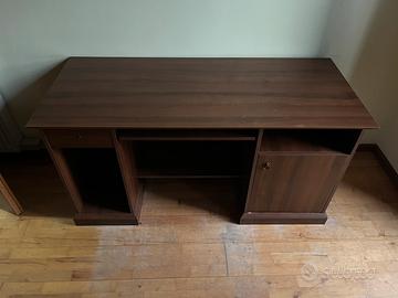 Scrivania in legno massiccio