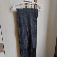 Sciarpa grigio scuro a righe bianche