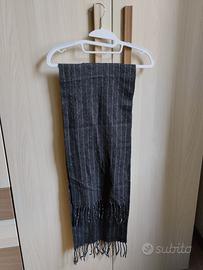 Sciarpa grigio scuro a righe bianche