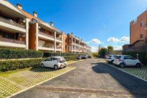 BILOCALE CON BALCONE, POSTO AUTO E CANTINA