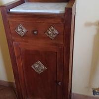 tre comodini classici vintage con specchio e marmo