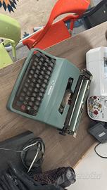 Macchina da scrivere Olivetti Lettera 32