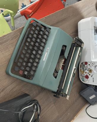 Macchina da scrivere Olivetti Lettera 32