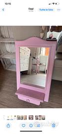Specchio con cassetto rosa