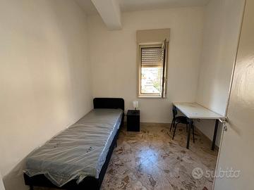 Stanza per ragazza in centro